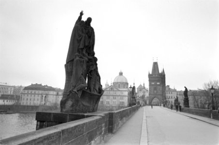 Praag. Karelsbrug over de Moldau met heiligenbeelden en met zicht op de Oude Sta, Bestanddeelnr 920-1504