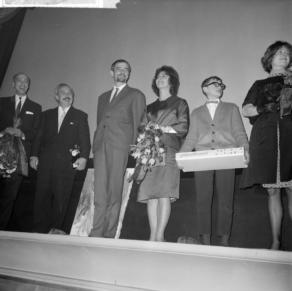 Première 'fietsen naar de maan' in Rialto In het midden het gezin Egmond, Ton L, Bestanddeelnr 914-7479