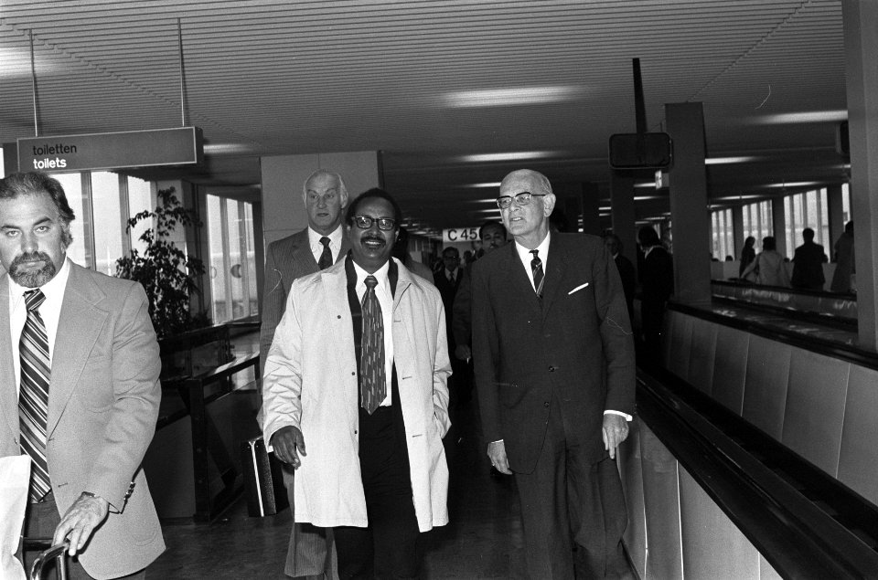 Premier Arron (Suriname) aangekomen op Schiphol vlnr premier Arron en minist, Bestanddeelnr 927-4785