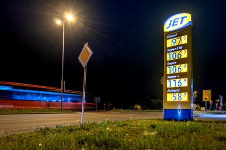 Preisanzeige der Jet-Tankstelle in Tübingen im Mai 2020