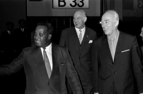 Premier Sedney en Statenvoorzitter Lachmon van Suriname op Schiphol. Links Lachm, Bestanddeelnr 923-1213