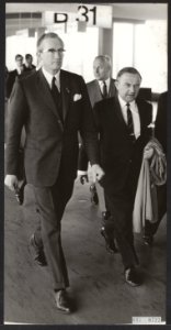 Premier de Jong arriveerde vanmiddag op Schiphol van zijn reis naar de West. Bij, Bestanddeelnr 093-0722