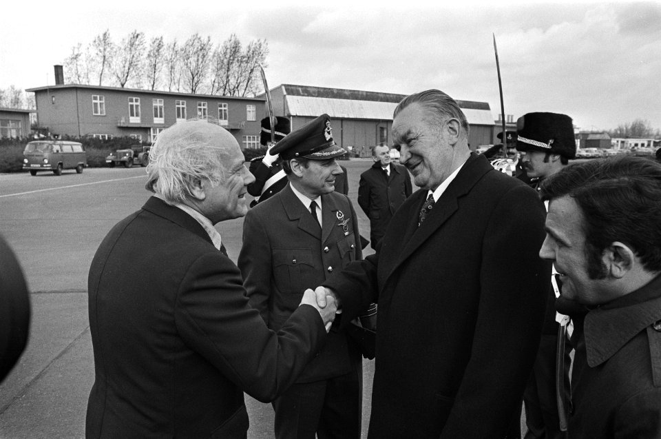 Premier Den Uyl begroet Jaroszewicz op vliegveld Ypenburg, Bestanddeelnr 929-0702
