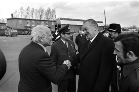 Premier Den Uyl begroet Jaroszewicz op vliegveld Ypenburg, Bestanddeelnr 929-0702
