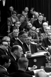 Premier De Jong leest een regeringsverklaring voor. Op de voorgrond de Minister , Bestanddeelnr 921-6275
