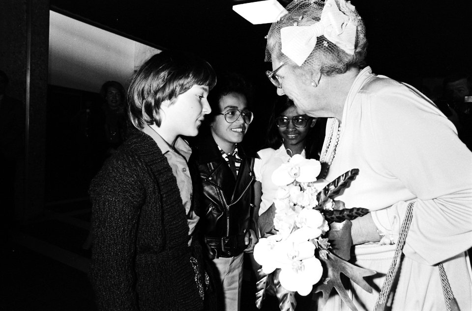 Pr Juliana en Pr Bernhard wonen in de Doelen in Rdam herdenking bij bombardement, Bestanddeelnr 930-8274