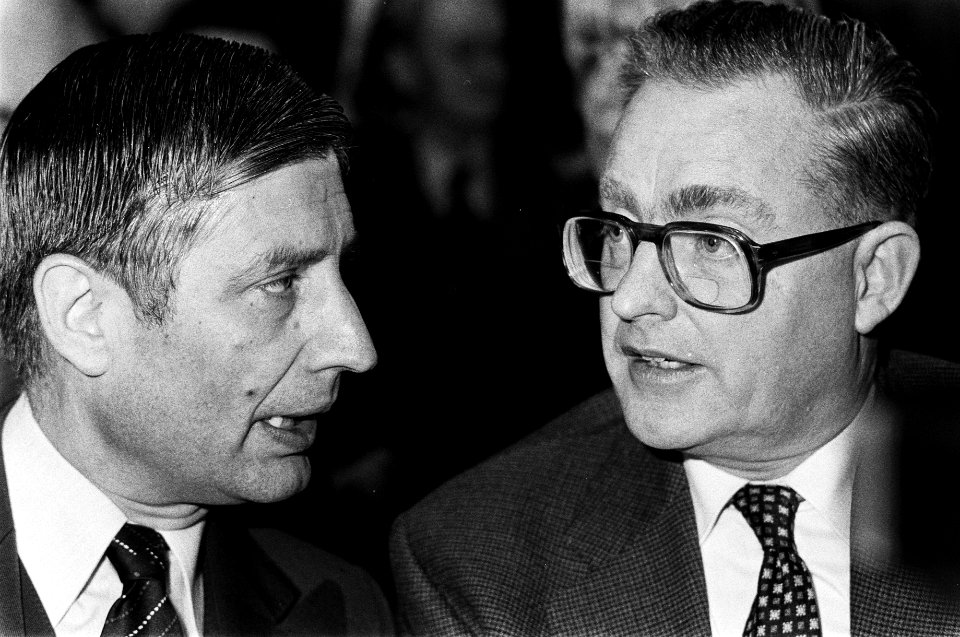 Premier Van Agt (l) en minister Scholten (Defensie), Bestanddeelnr 930-5881