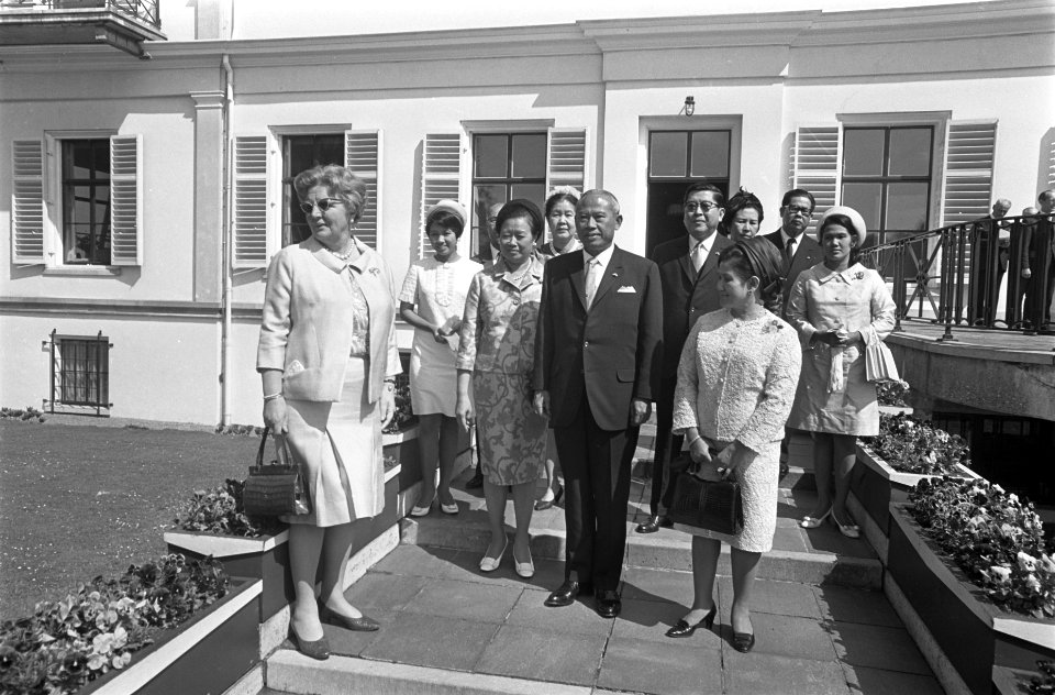 Premier van Thailand met echtgenote ontvangen door koningin Juliana op Paleis So, Bestanddeelnr 921-2901