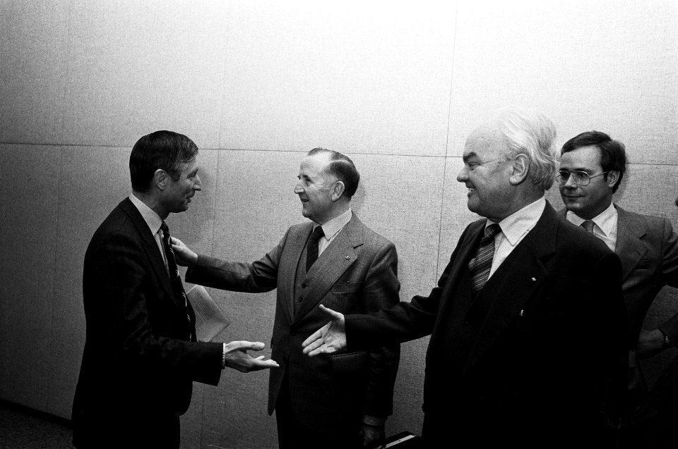 Premier Van Agt (l) begroet de werkgevers Van Veen (midden) en Van Eijkelenburg , Bestanddeelnr 930-5966