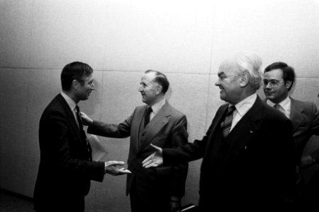 Premier Van Agt (l) begroet de werkgevers Van Veen (midden) en Van Eijkelenburg , Bestanddeelnr 930-5966