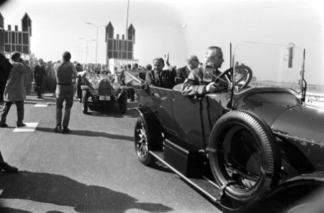 Premier De Jong opent brug Katerveer over de IJssel, Bestanddeelnr 923-8843