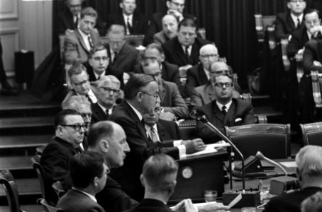 Premier De Jong leest een regeringsverklaring voor. Op de voorgrond de Minister , Bestanddeelnr 921-6277
