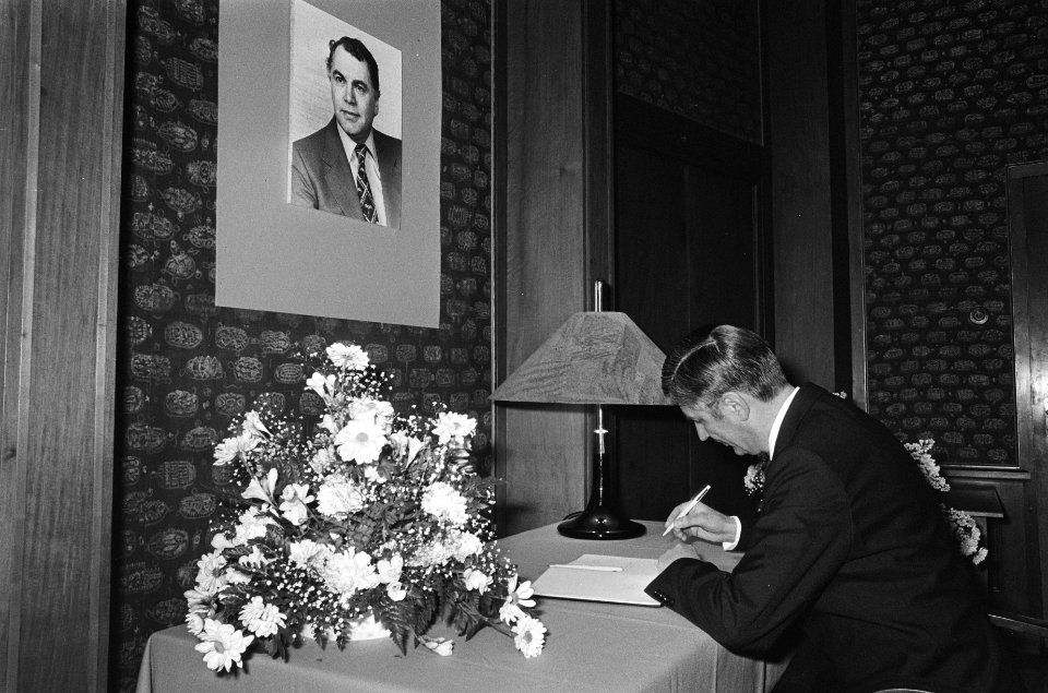 Premier van Agt tekent het register, Bestanddeelnr 930-1962