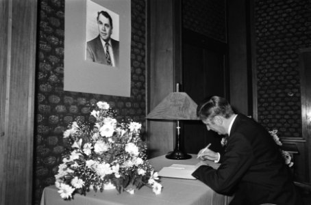 Premier van Agt tekent het register, Bestanddeelnr 930-1962