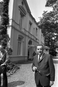 Premier Biesheuvel (links) spreekt met DS70 fractievoorzitter J. J. A. Berger , , Bestanddeelnr 925-7506