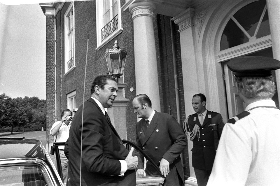 Premier Biesheuvel wordt ontvangen door koningin Juliana op Huis ten Bosch ivm, Bestanddeelnr 925-7514