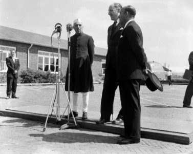 Premier Nehroe van India in ons land. Aankomst op Valkenburg, Bestanddeelnr 908-7548