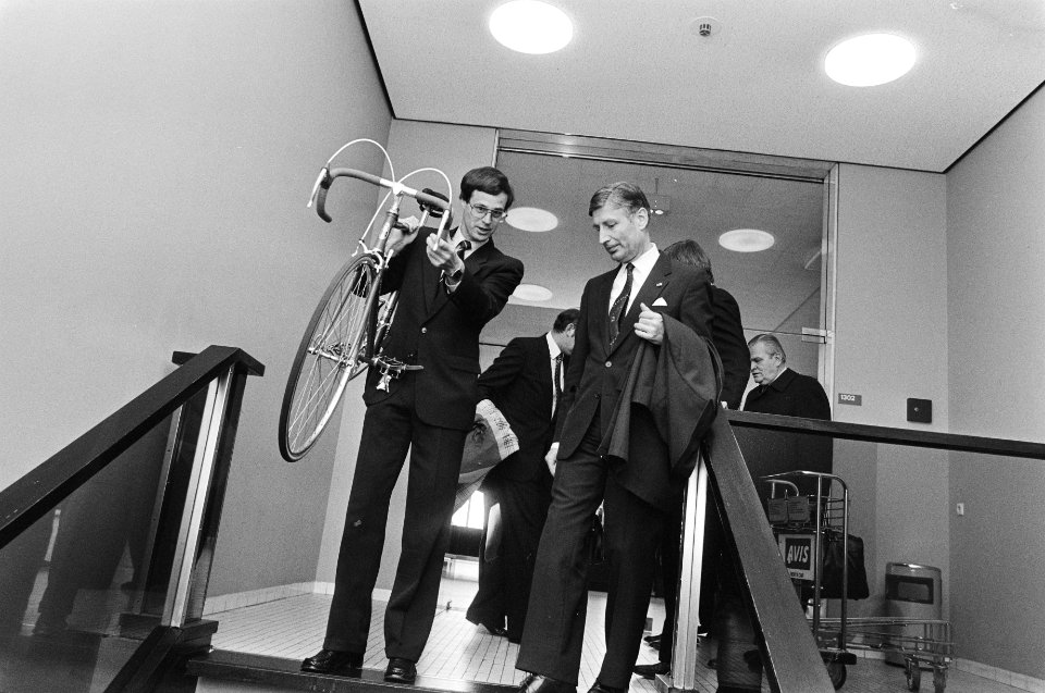 Premier Van Agt terug uit VS op Schiphol. Van Agt op Schiphol met zijn fiets, Bestanddeelnr 932-1311