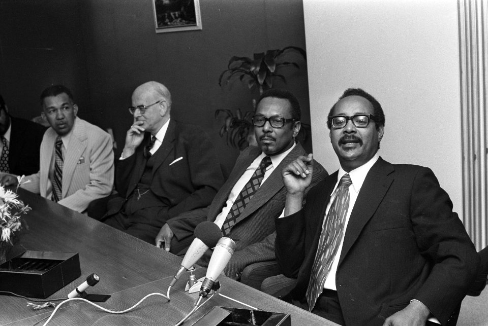 Premier Arron (Suriname) aangekomen op Schiphol op persconferentie v.l.n.r. min, Bestanddeelnr 927-4786