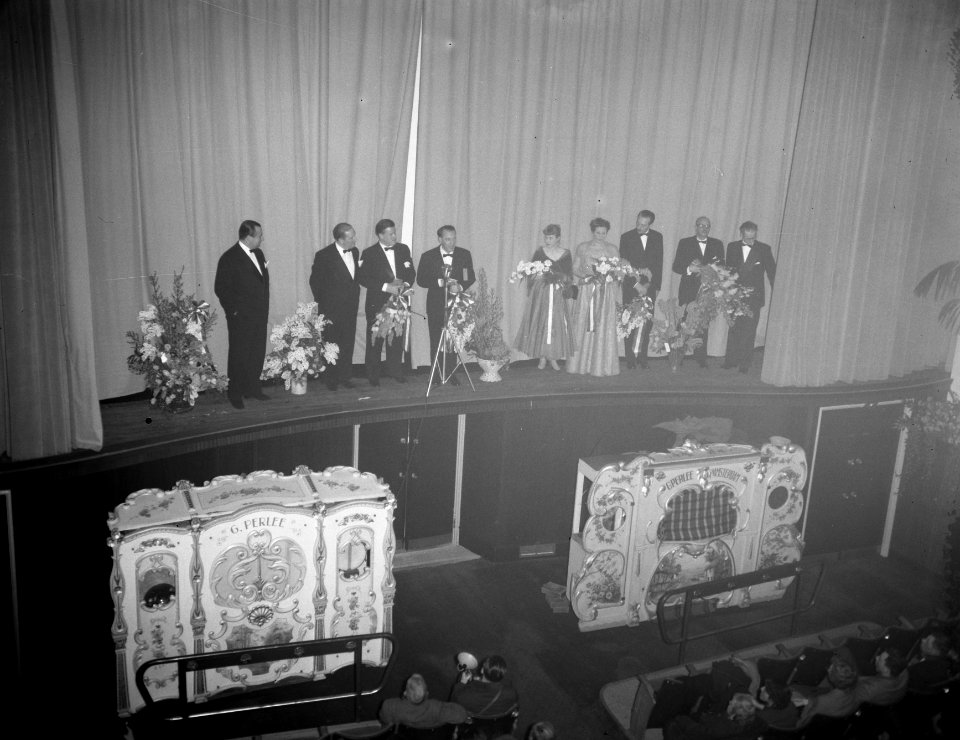 Premier van film Het Wonderlijke leven van Willem Parel in de Cineas Damrak, Bestanddeelnr 906-9766