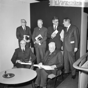 Presentatie van het boek Rotterdam Stad in beweging op voorgrond v.l.n.r. Va, Bestanddeelnr 917-7868