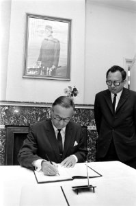 Premier De Jong tekent condoleanceregister voor oud-president Soekarno op Indone, Bestanddeelnr 923-6166