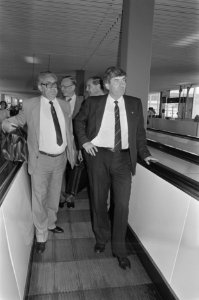 Premier Lubbers vertrekt naar Venezuela vanaf Schiphol, Bestanddeelnr 933-3758