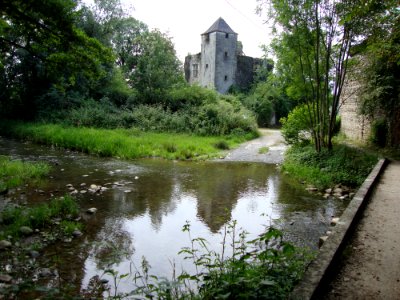 Précilhon (Pyr-Atl, Fr) le château se reflète dans l'Escou