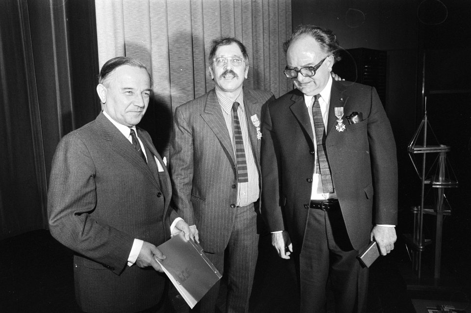 Premier De Jong (l) met filmer Jan Vrijman (m) en architect Jaap Bakema die een…, Bestanddeelnr 924-3927