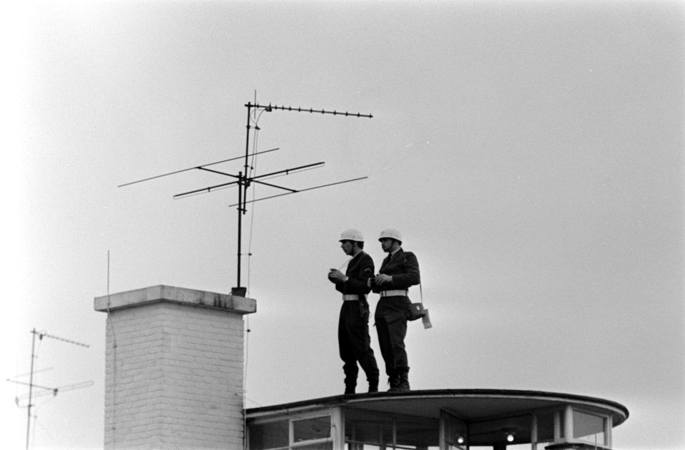 President Soeharto arriveert op Ypenburg Soldaten op dak, Bestanddeelnr 923-8110