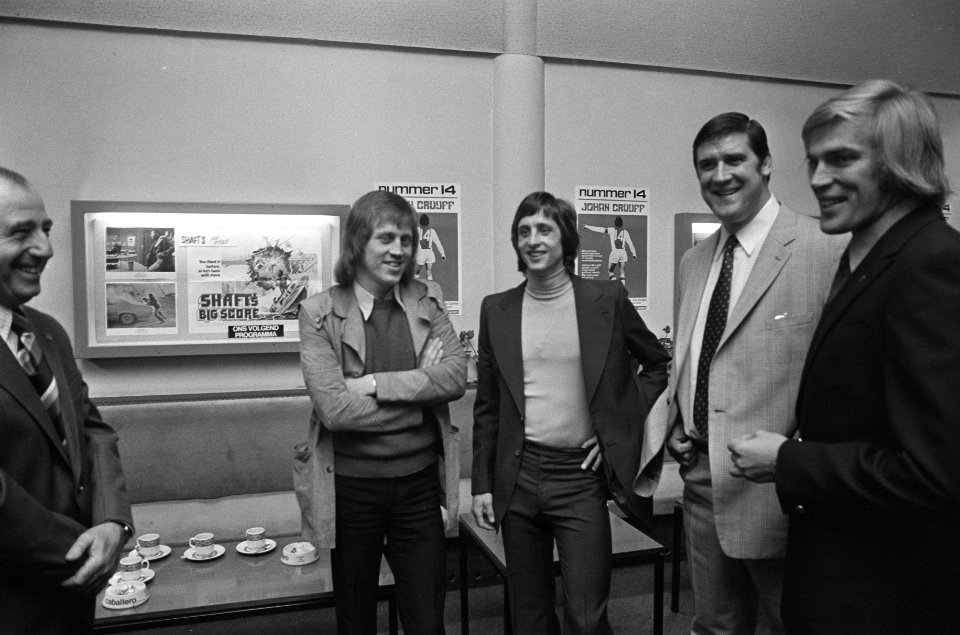 Première van de film Johan Cruijff nummer veertien Vlnr Nico Rijnders, Johan, Bestanddeelnr 926-2698
