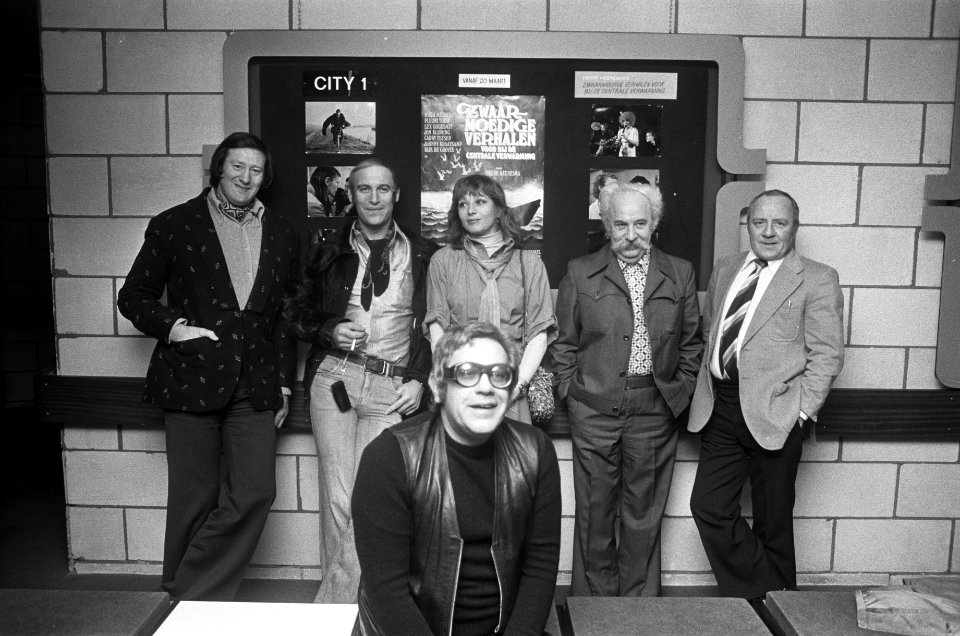 Première film Zwaarmoedige verhalen in City Amsterdam v.l.n.r. Jon Bluming, Hu, Bestanddeelnr 927-8134