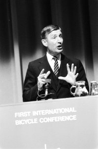 Premier Van Agt opent eerste Wereld Fiets Congres , Cycling in the eighties , Bestanddeelnr 932-0027