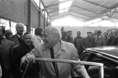 Premier Den Uyl bezoekt Westland premier Den Uyl bij zijn vertrek in de veiling, Bestanddeelnr 927-5797