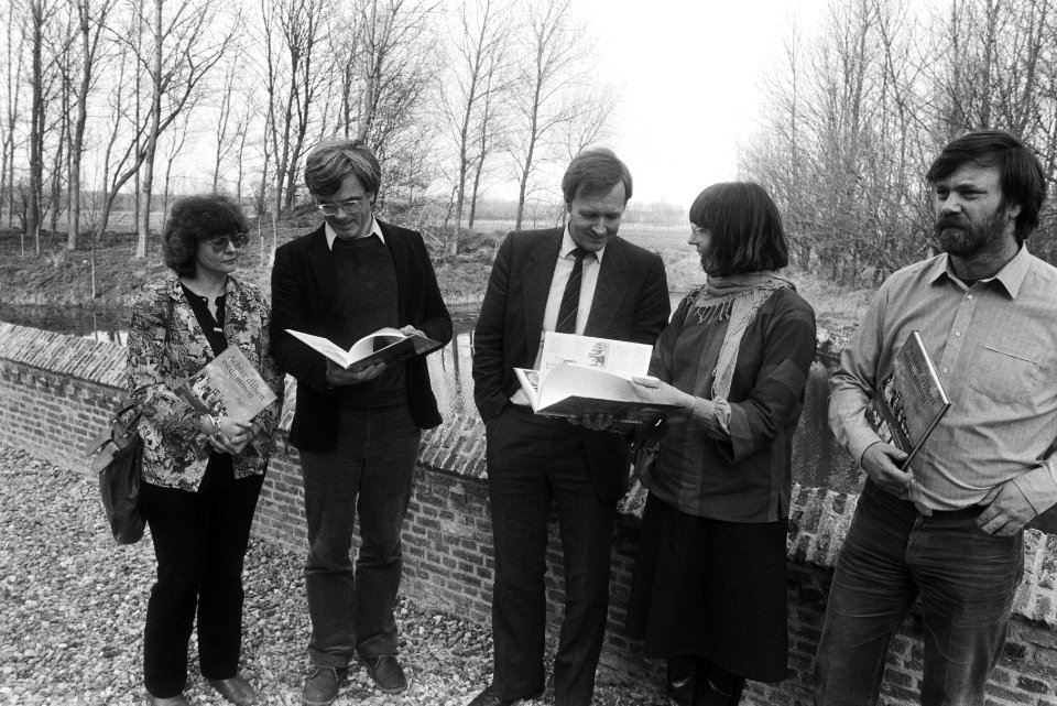 Presentatie van het jeugdboek Achter dijken en dammen Zeeland en de Deltawerke, Bestanddeelnr 932-5488