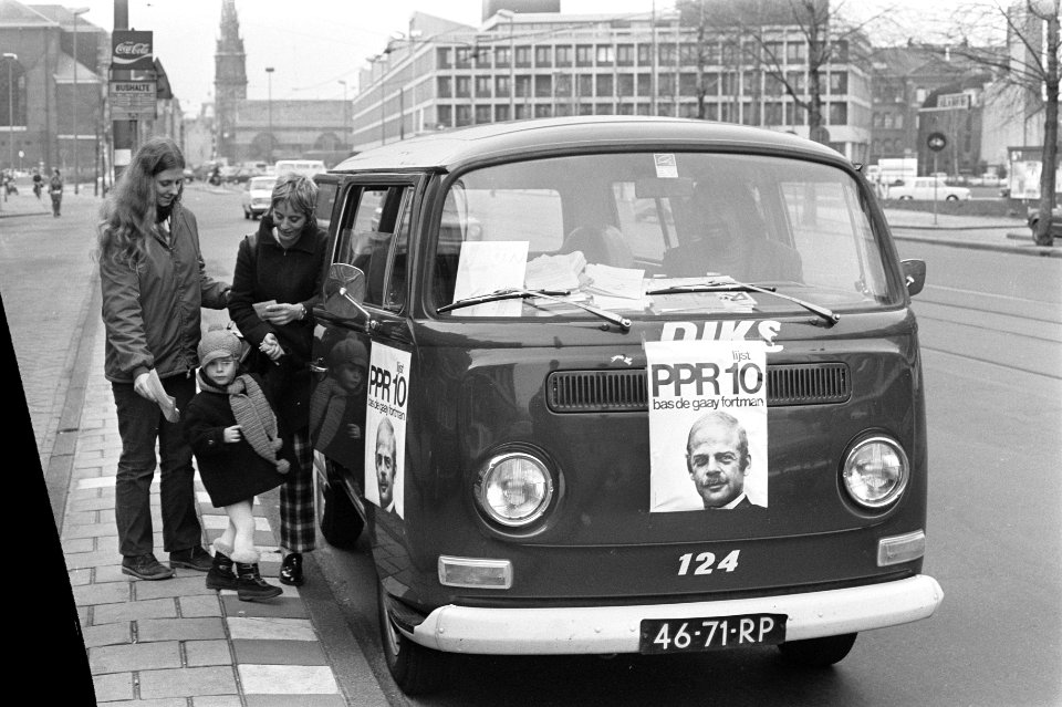 PPR-busje rijdt lijndienst in Amsterdam om reclame te maken voor gratis openbaar, Bestanddeelnr 926-0558