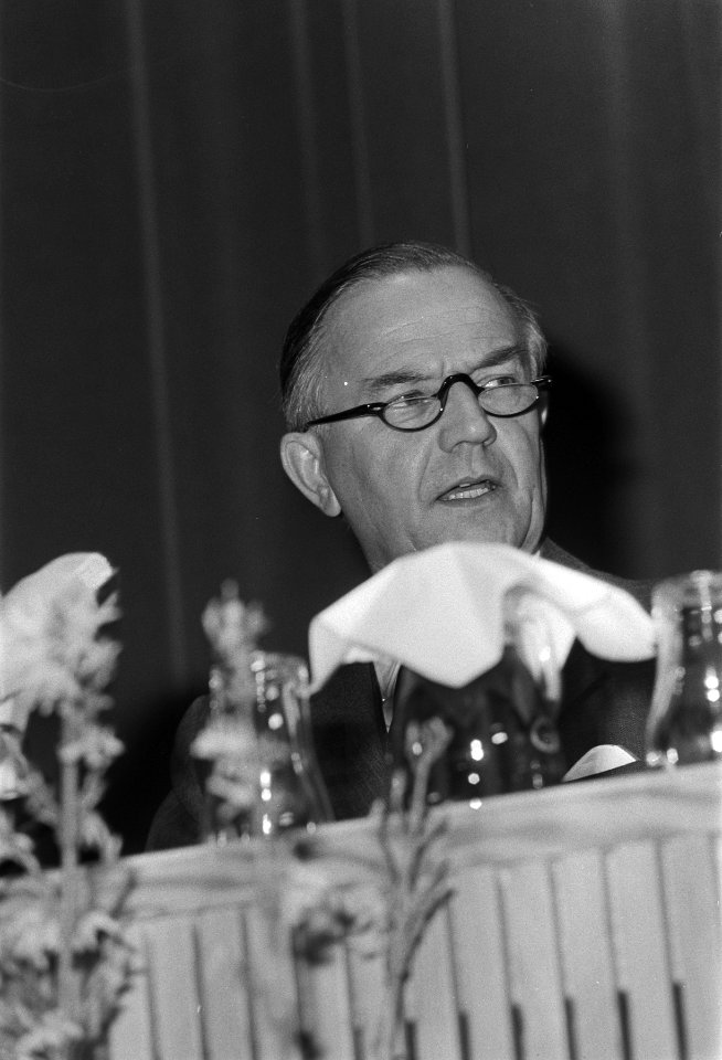 Premier De Jong aan het woord, Bestanddeelnr 924-3929