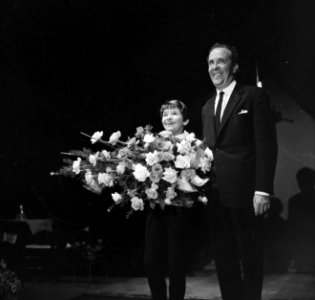 Première Wim Kan cabaret in Den Haag, bloemenhulde voor Corry Vonk en Wim Kan, Bestanddeelnr 916-7017