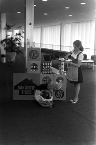 Presentatie van Duitse voedselprodukten in de RAI te Amsterdam. Een glas wijn wo, Bestanddeelnr 925-6645