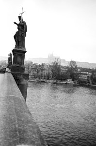 Praag. Karelsbrug over de rivier de Moldau met heiligenbeelden en het gezicht op, Bestanddeelnr 920-1499