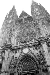 Praag. Westgevel van de St. Vituskathedraal met roosvenster, Bestanddeelnr 920-1497