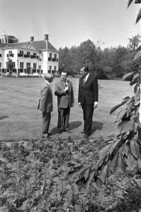 Premier Biesheuvel (rechts) ontvangt Gromyko op het Catshuis, Gromyko (midden) e, Bestanddeelnr 925-7221
