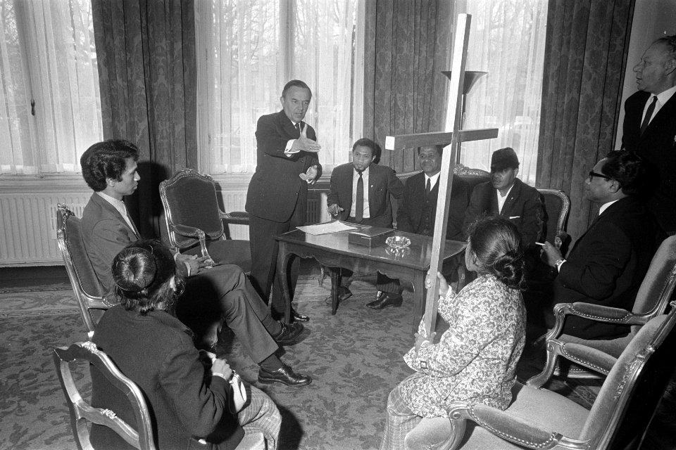 Premier De Jong in gesprek met een delegatie van de regering in ballingschap van, Bestanddeelnr 923-4707