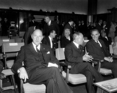 President Bourguiba bracht bezoek aan Philips-fabrieken, v.l.n.r. Minister Luns , Bestanddeelnr 919-3327