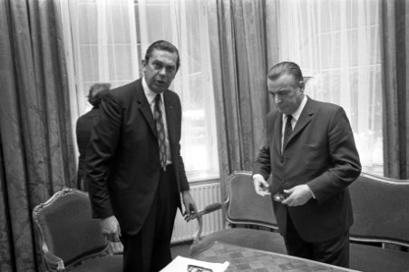 Premier Biesheuvel (links) spreekt met DS70 fractievoorzitter J. J. A. Berger, Bestanddeelnr 925-7504