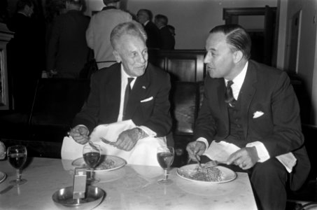 Premier de Jong tijdens de maaltijd, Bestanddeelnr 920-4492
