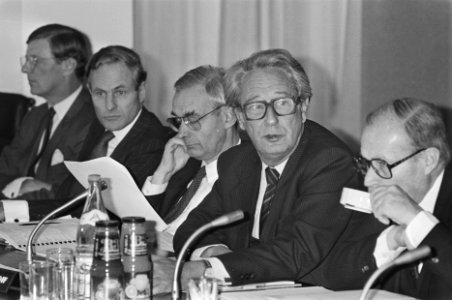 Presentie jaarcijfers ABN-bank, voorzitter RvB drs. R. Hazelhoff , opdracht Fina, Bestanddeelnr 933-9139