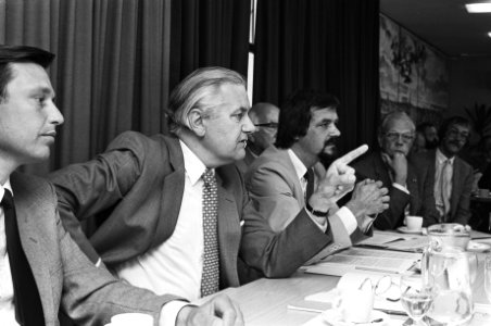 Presentatie rapport Commissie Wagner II v.l.n.r. Bout, Wagner, Van der Zwan , , Bestanddeelnr 932-2282