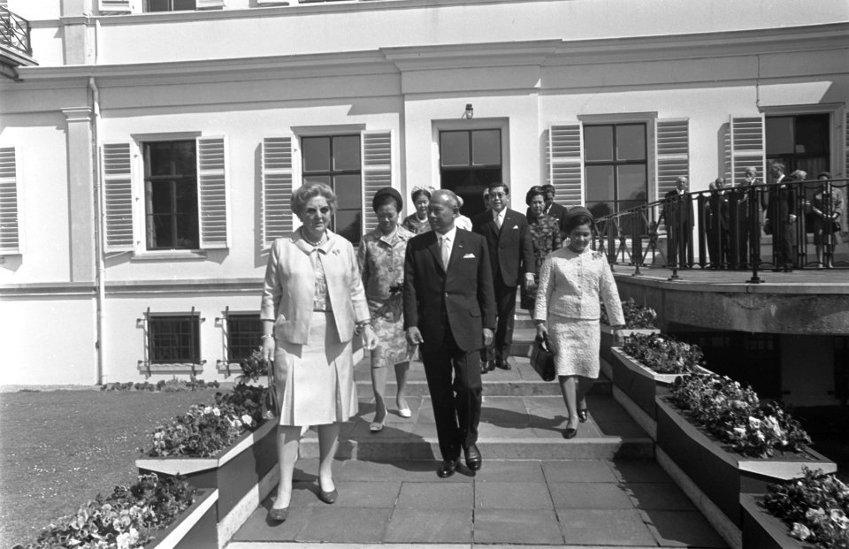 Premier van Thailand met echtgenote ontvangen door koningin Juliana op Paleis So, Bestanddeelnr 921-2899