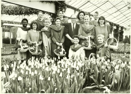 Presentatie van de nieuwe lichting Haarlemse bloemenmeisjes, waarmee het nieuwe touristische seizoen van VVV Kennemerland is ingeluid. NL-HlmNHA 5400467664